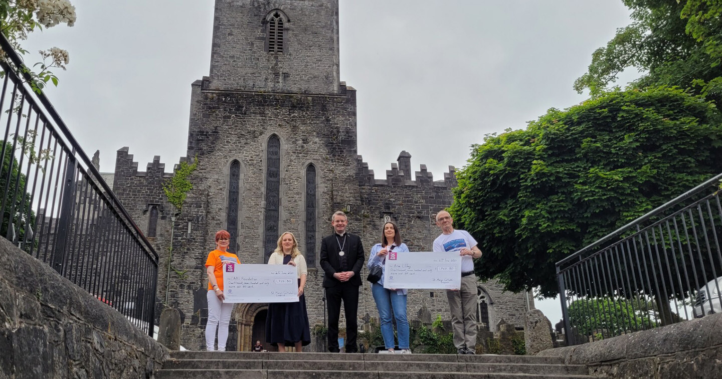 Dean Niall Sloane and his colleagues from the Cathedral presenting cheques to representatives from the CARI Foundation and
Ana Liffey Drugs Project. Photo credit: Joaquim Junior.