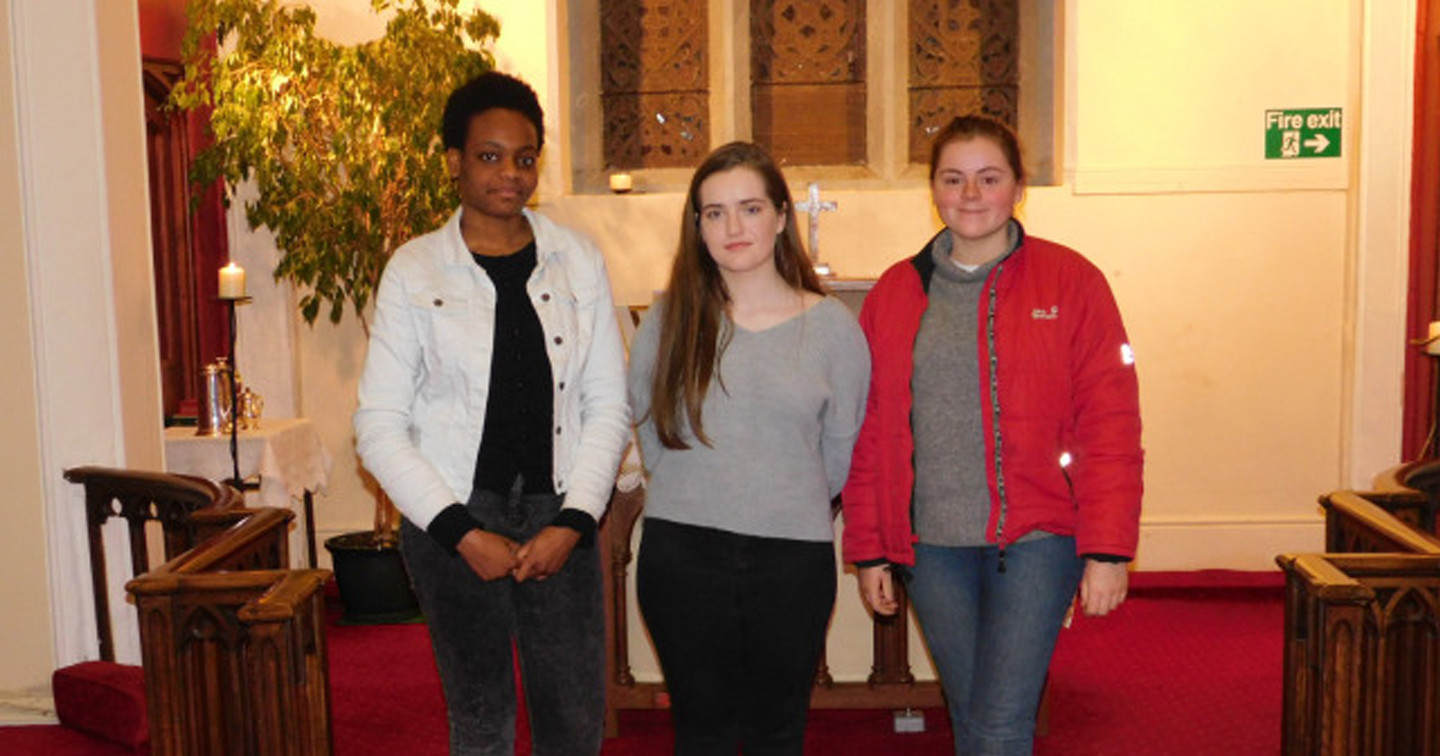 Paidreacha idirghuí: Nora Njoku (Colaiste Stiofáin Naofa ); Alice Woodworth (Scoil Chuimsitheach Ashton); Ruth Deane (Coláiste Mhainistir na Corann). Intercessory Prayers: Nora Njoku (Colaiste Stiofáin Naofa); Alice Woodworth (Ashton Comprehensive School); Ruth Deane (Midleton College).
