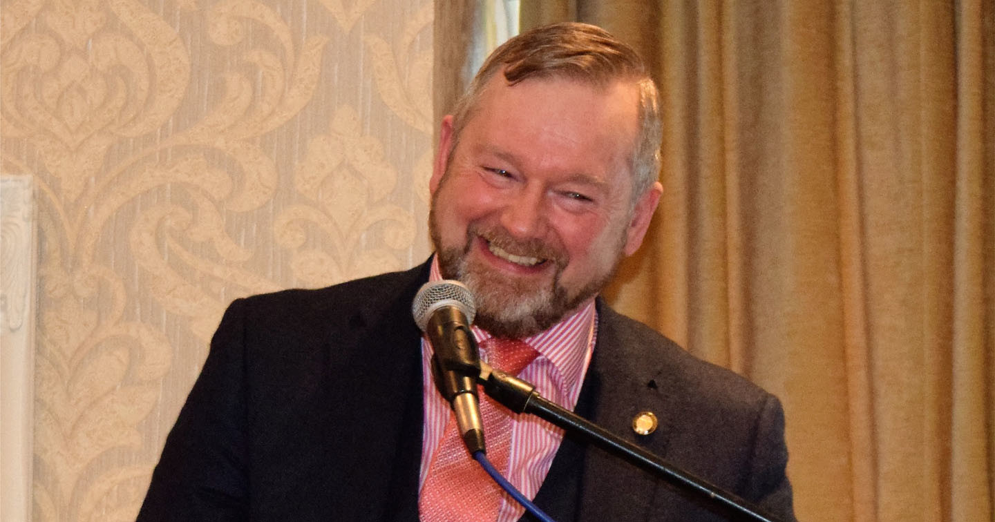 Des Lowry addresses Synod.